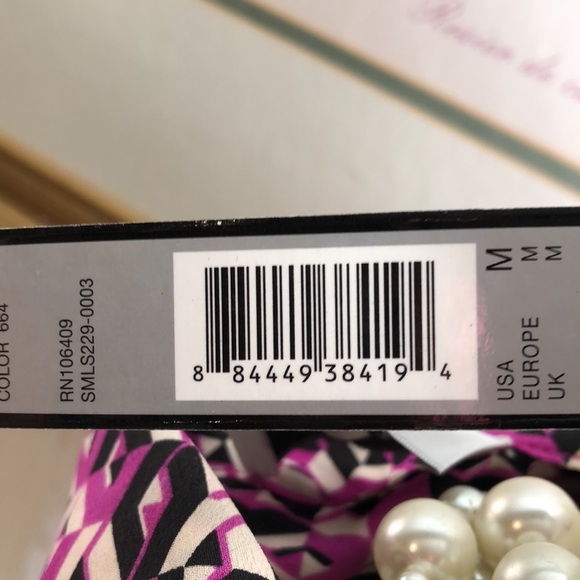 🌷Blouse by Tahari 🌷 - Picture 9 of 9